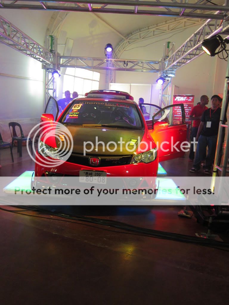 IMAGE: http://i869.photobucket.com/albums/ab253/jennbart_888/Mega%20Tent/IMG_0948.jpg